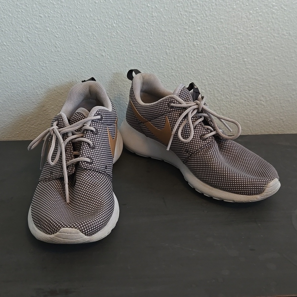 Nike Roshe One Women's Running Shoes Grey and Gold Size 7